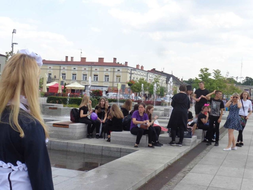 Happenning na placu Kościuszki w Tomaszowie zorganizowała grupa teatralna Inni. Stanęła żywa rzeźba [galeria zdjęć]