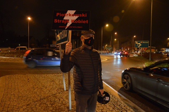 Piotrkowski Strajk Kobiet zablokował ronda Marii i Lecha Kaczyńskich w Piotrkowie, 16.11.2020