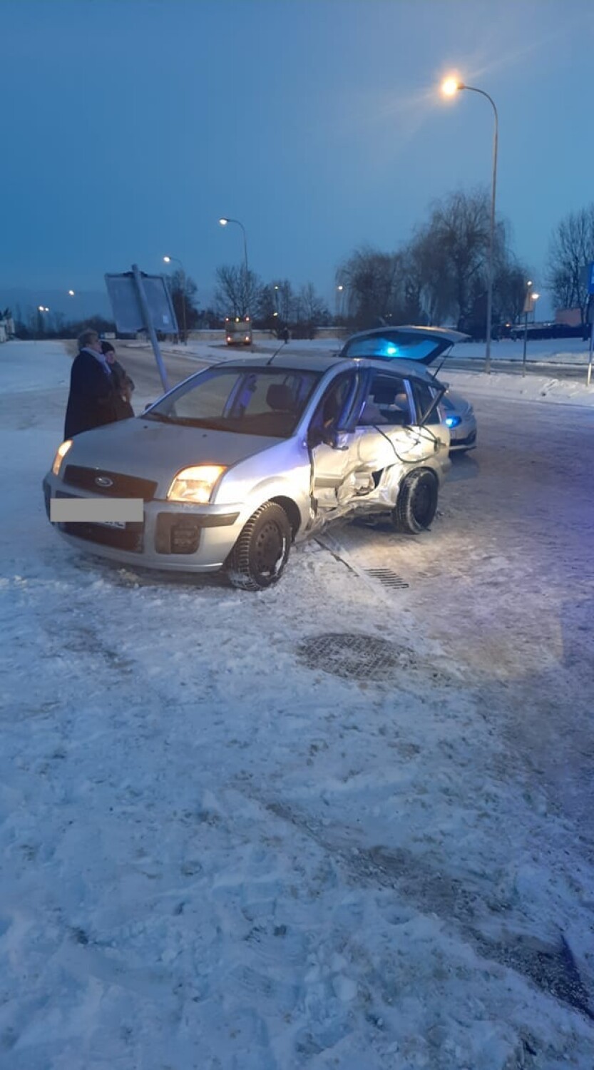 Gniezno. Wypadek na ulicy Lednickiej. Trzy osoby są poszkodowane