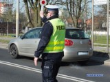 Kierowca jechał autem mimo sądowego zakazu. Wpadł w ręce policji