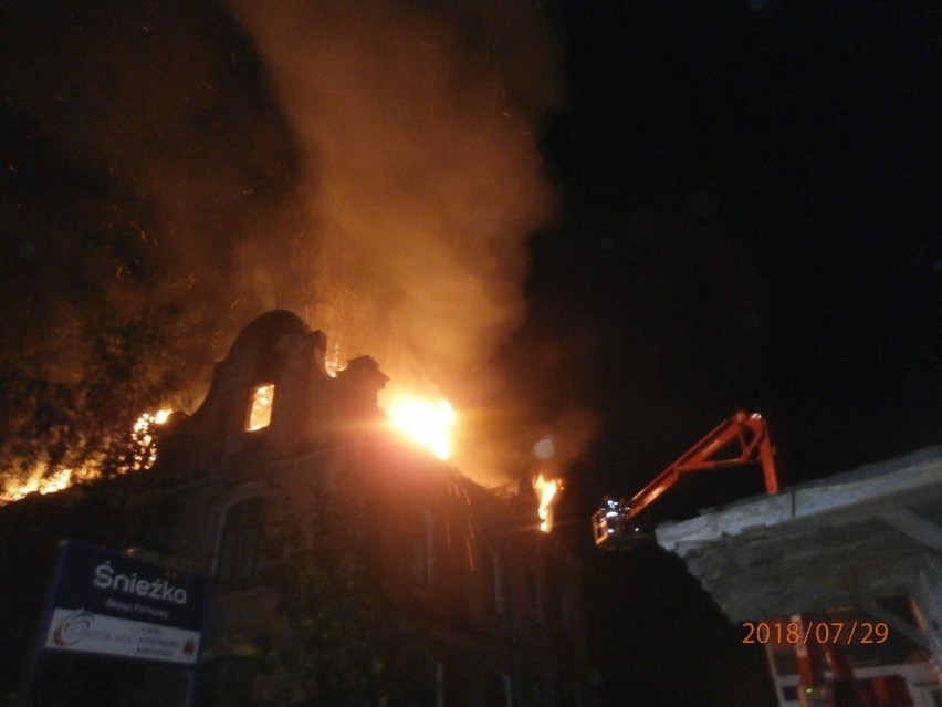 Niewiele zostało z charakterystycznego budynku z zegarem w Nowej Soli. Strawił go pożar