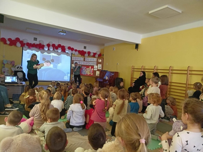 Quiz i lekcja historii w Przedszkolu Samorządowym numer 5 w Kielcach. Tak świętowano Dzień Pluszowego Misia 