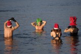 Oni zimna się nie boją! W niedzielę morsowali w jeziorze Strzeszyńskim. Nie zabrakło też mikołajkowych akcentów. Zobacz zdjęcia