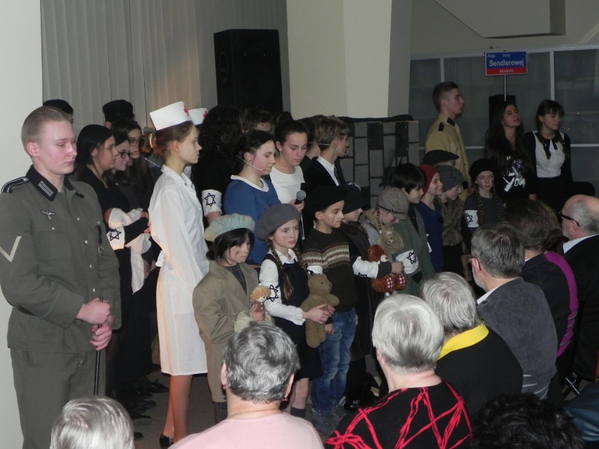 Uczniowie Gimnazjum nr 3 w Wieluniu zaprezentowali spektakl poświęcony Irenie Sendlerowej