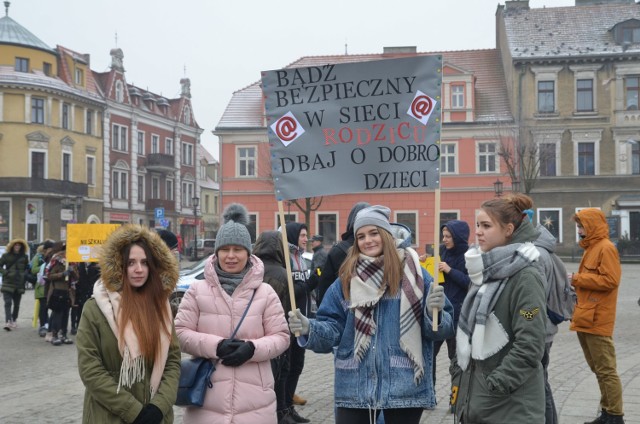 Uczniowie z dziesięciu gnieźnieńskich szkół wzięli udział w  akcji z okazji Dnia Bezpiecznego Internetu.