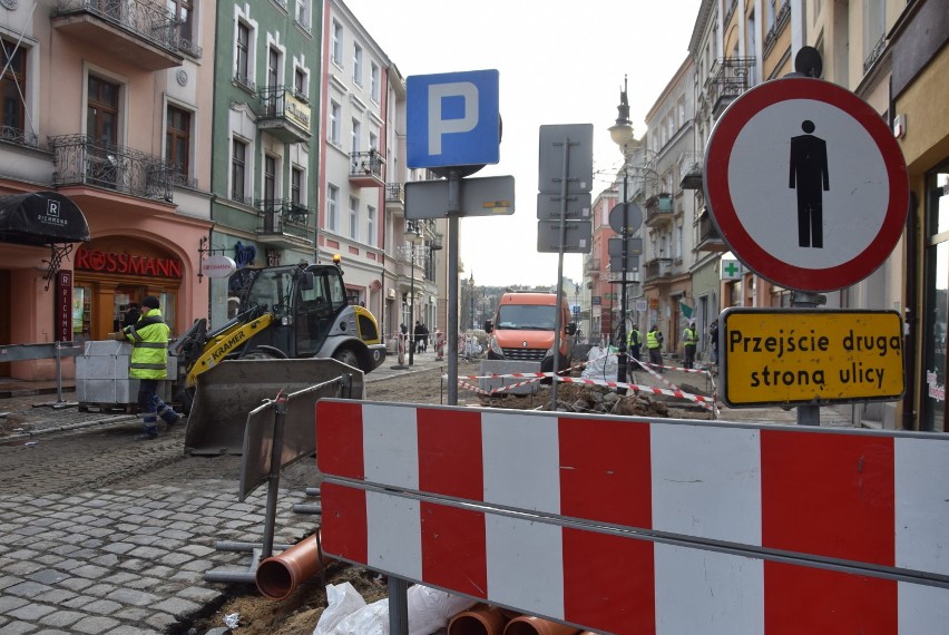 Zima odpuściła i prace w kaliskim Śródmieściu zostały...