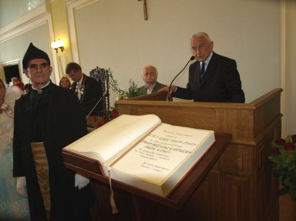 Złotą Księgę Miasta Żywca założono w 2004 roku.
