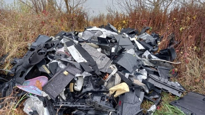 Opony i różne części samochodowe wylądowały nad Wisłą pod...