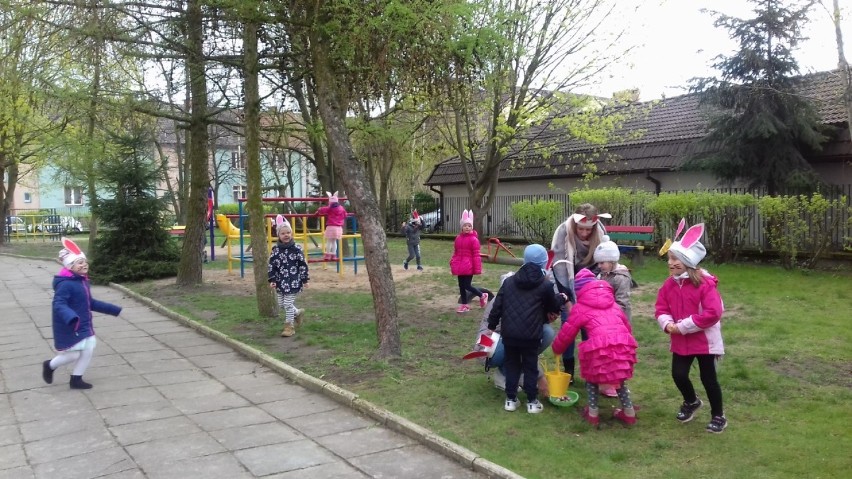 W przedszkolu Bajkowy Zakątek przy ul. Lechickiej dzieci pod okiem zająca szukały jajek