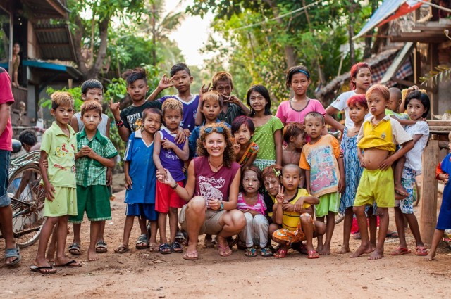 Jowita Wasilewska z dziećmi z maleńkiej wioski Kyaikkami w Birmie. Wiele z nich ze względu na biedę nie chodzi nawet do szkoły