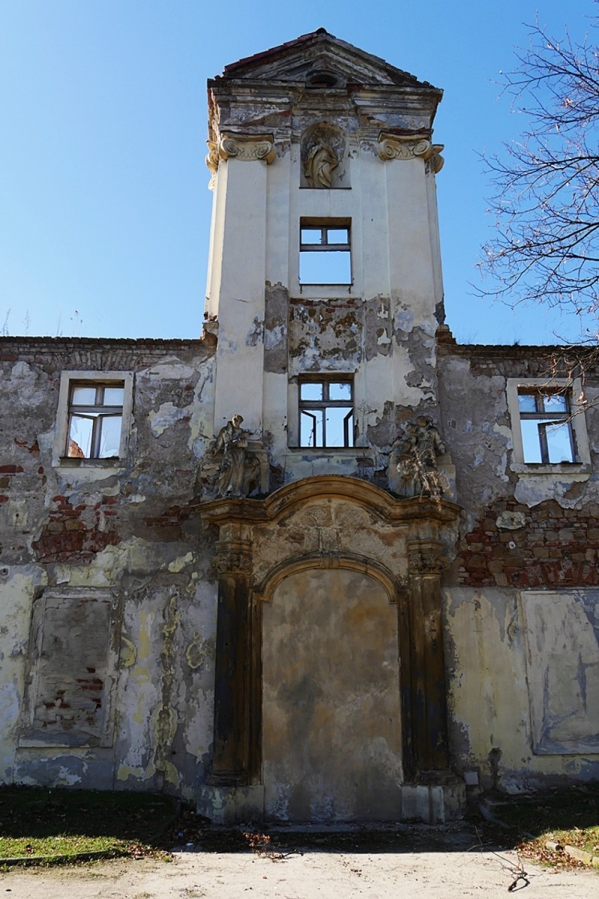 Zabytkowy klasztor w Legnicy na ulicy Chojnowskiej. Znasz historię tej XVIII-wiecznej budowli, która dziś popada w ruinę? [ZDJĘCIA] 