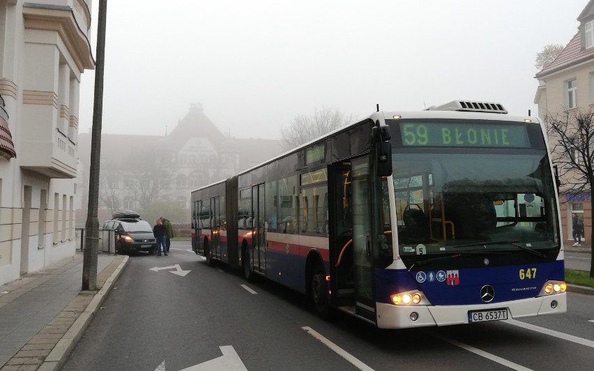 Zderzenie przy pl. Weyssenhoffa w Bydgoszczy [zdjęcia - 8.11.2019 r.]