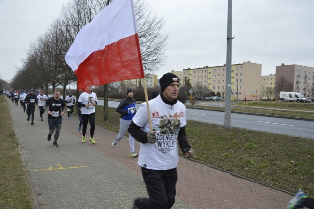 1.963 metry - taki dystans był do pokonania w Biegu Tropem Wilczym, jaki w niedzielę zorganizowano w Gorzowie ku pamięci Żołnierzy Wyklętych. 

Na starcie w parku Górczyńskim zameldowało się ponad 300 osób. Stawili się nie tylko zaprawieni  bojach biegacze, ale też ci, którzy biegają rekreacyjnie, ale chcieli oddać hołd Żołnierzom Wyklętym. Wypatrzyliśmy na trasie osobę niewidomą, byli rodzice z dziećmi, całe rodziny! - Tu nie chodzi o czas i wygraną, tylko o takie bycie razem w ważnej sprawie - mówili nam biegacze.

Trasa nie była wymagająca, choć pogoda spłatała figla i w pewnym momencie zaczęło padać. Jednak do mety dotarli wszyscy. I wszyscy dostali pamiątkowy medal (z odbitą wilczą łapą).

Aktywność fizyczna zimą. Jak trenować podczas mrozu, aby utrzymać ciało w zdrowiu i w formie?


