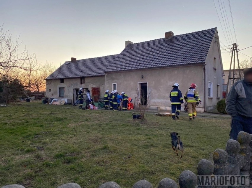 Wypadek w Polskiej Nowej Wsi. Ogień w domu jednorodzinnym. Lokator, który próbował go gasić został ciężko poparzony