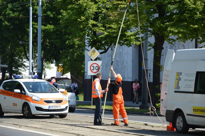 Awaria tramwaju pod Operą Bałtycką, tramwaj stoi na skrzyżowaniu Hallera i al. Zwycięstwa, utrudnienia w ruchu 