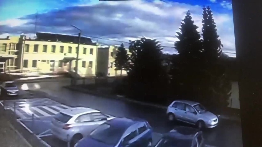 Kobieta zaparkowała swój samochód na wyznaczonym miejscu...