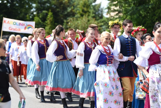 Barwny korowód przeszedł ulicami Bieniowa z okazji imprezy Nowe Latko.