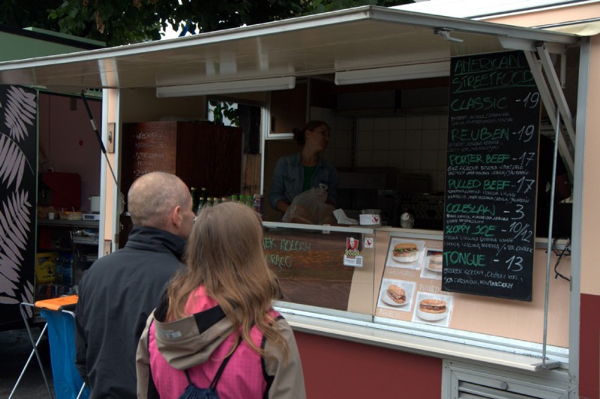 Wrocław: Food trucki pod Halą Ludową (ZDJĘCIA, CENY)