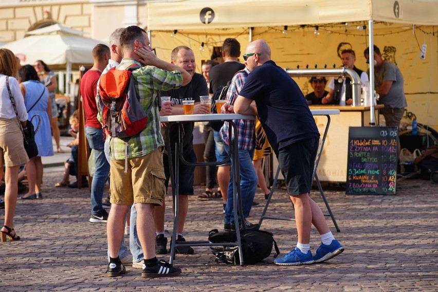 Tłumy na Rzeszowskim Festiwalu Piwa na Rynku. Tak niedzielny wieczór spędzali rzeszowianie