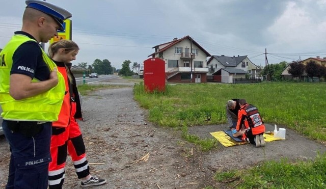 W Łękach, w powiecie oświęcimski, policjanci wraz z uczniami PZ nr 6 w Brzeszczach,  przeprowadzili akcję edukacyjną dla kierowców.