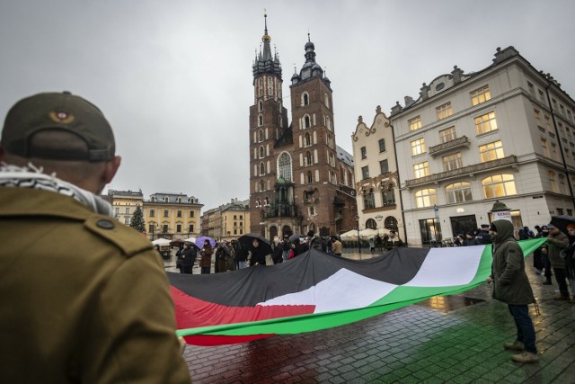 Na Rynku Głównym w Krakowie odbyła się manifestacja, której uczestnicy wzywali do natychmiastowego zakończenia wojny w Strefie Gazy.