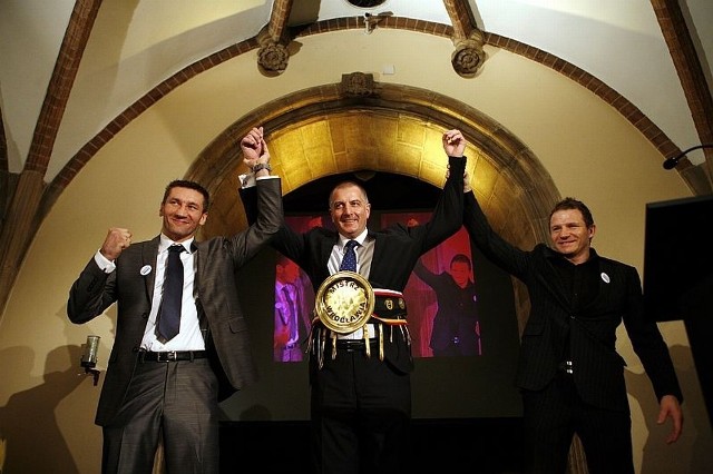 Rafał Dutkiewicz z bokserami Mariuszem Cendrowskim (z lewej) i Maciejem Zeganem (z prawej)