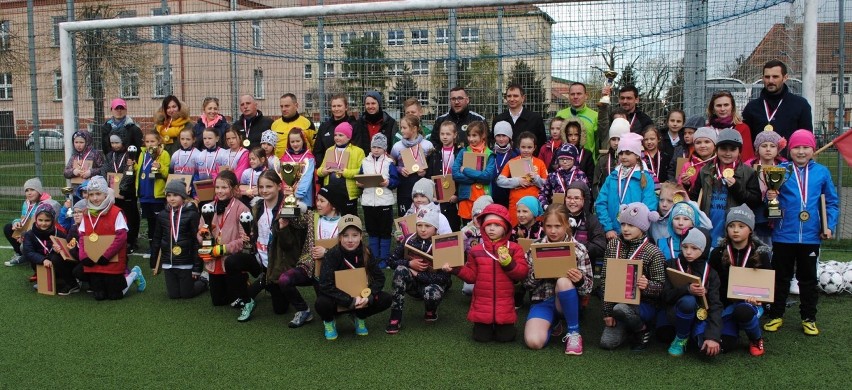 Uczennice z SP nr 5 w Malborku zakończyły cykl turniejów piłkarskich