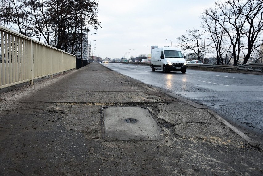 Cztery firmy chcą wyremontować most nad Odrą w ciągu ulicy...