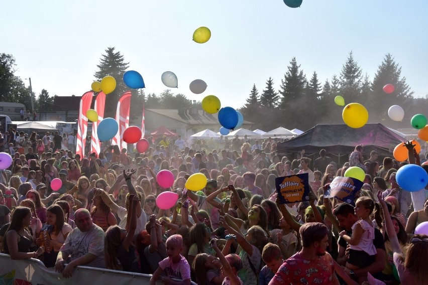 Tłumy gorliczan na Festiwalu Kolorów. Stadion tętni muzyką i gwarem