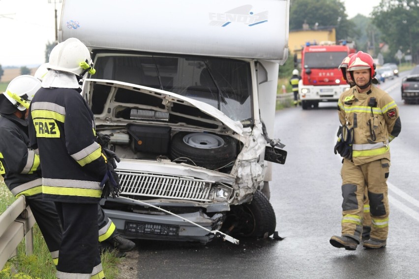 Wypadek w Wilczycach. Zderzyły się cztery auta, droga jest nieprzejezdna