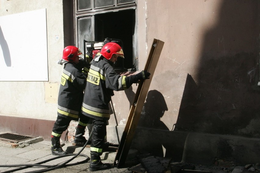 Pożar mieszkania w Legnicy (ZDJĘCIA)