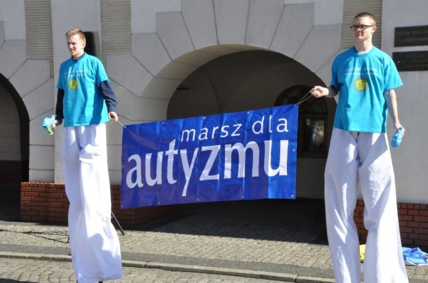 Ulicami Jarocina przeszedł „Marsz dla autyzmu”,...