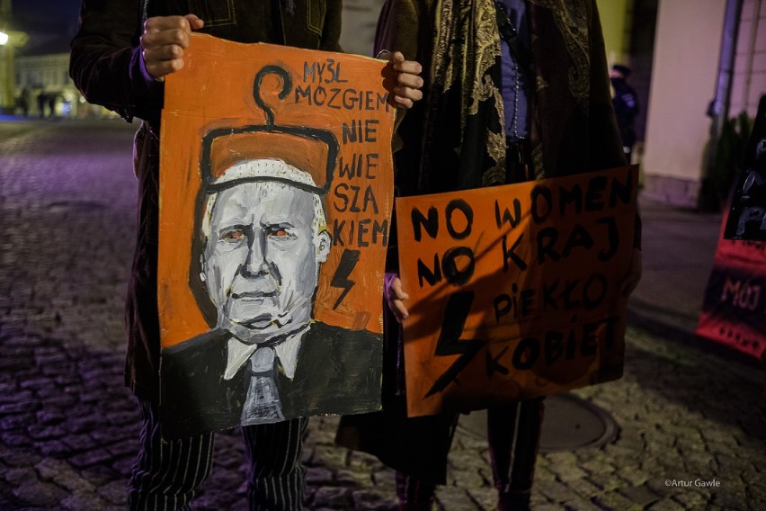 Tarnów. Kolejny protest w obronie praw kobiet. Na ulicy Wałowej atmosfera znów była gorąca [ZDJĘCIA] 25.10.2020