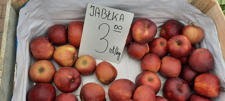 W cenie 3 zł za kg znaleźliśmy jabłka.