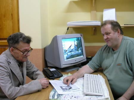 Zbigniew Stromski (zlewej) i Tadeusz Galec spotykają się systematycznie, by rozbudowywać zawartość portalu.