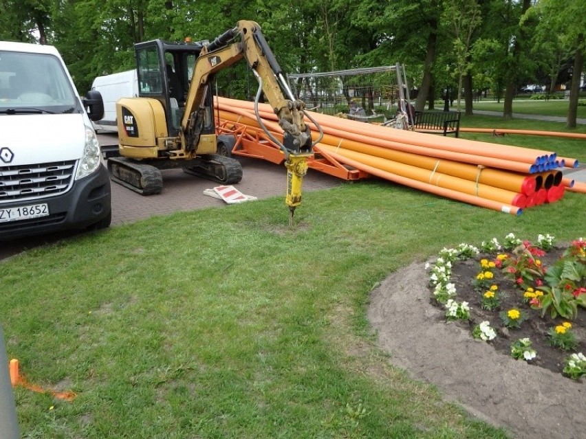 Rury na kwietniku w parku w Rzgowie, zaczyna się wymiana gazociągu