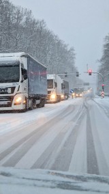 Atak zimy w Nowym Tomyślu. Karambol, kolizja na zjeździe na autostradę i autobus w rowie! 