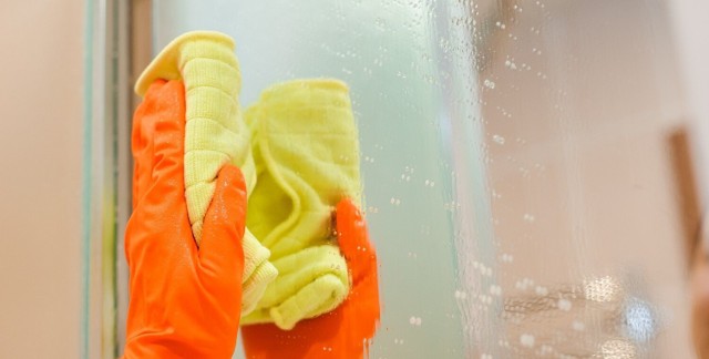 Kabinę prysznicową najlepiej czyścić regularnie. Podpowiadamy, jak skutecznie pozbyć się osadów z kamienia i mydła bez użycia szkodliwej chemii.