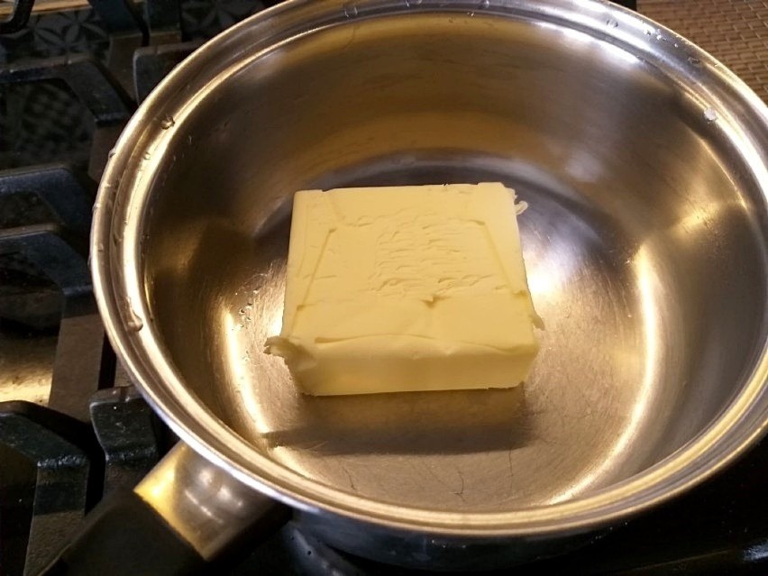 Roztop masło i odstaw na chwilkę na bok