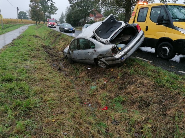 Volkswagen passat dachował i zatrzymał się w rowie. Podróżowały nim dwie osoby