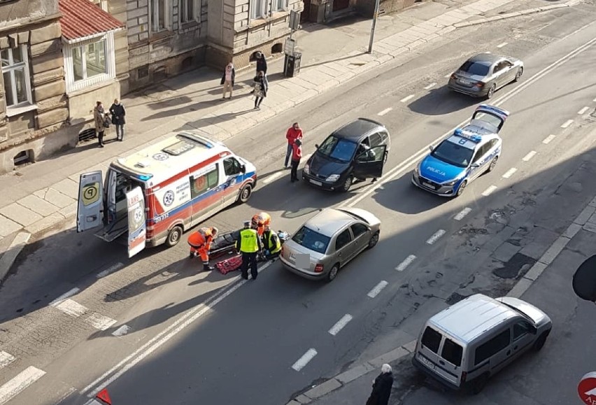 Potrącenie na ulicy Złotoryjskiej w Legnicy, kobieta trafiła do szpitala