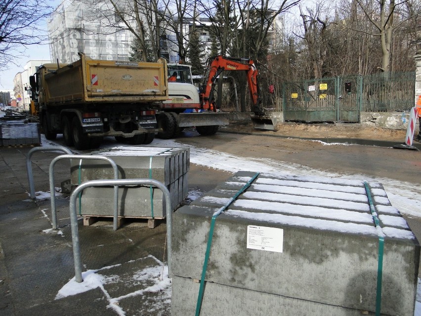 Wymiana kanalizacji w Radomiu. Nawet śnieg nie zatrzymał prac na ulicy Waryńskiego. Zobaczcie zdjęcia