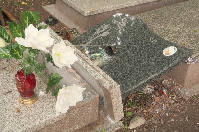 Do podobnej dewastacji, ale o znacznie mniejszych rozmiarach doszło w ostatnich latach w Wałbrzychu, na cmentarzu komunalnym przy ul. Moniuszki.