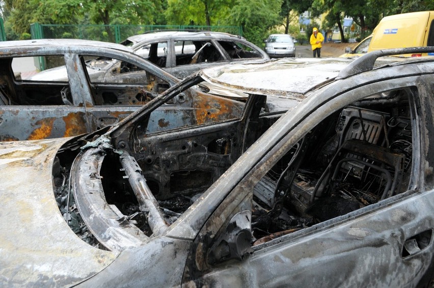 Podpalili cztery samochody parkujące przy Wołodyjowskiego (WIDEO,FOTO)