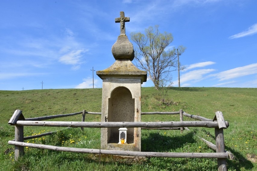 Czarne, przydrożna kapliczka z 1909 roku