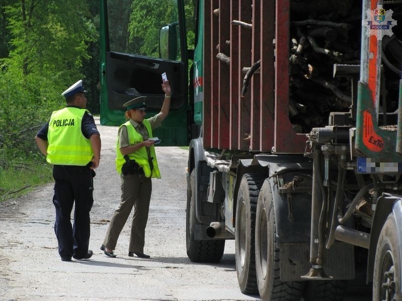 Kontrole ciężarówek i busów przeprowadzali lęborscy policjanci (Zdjęcia, video)