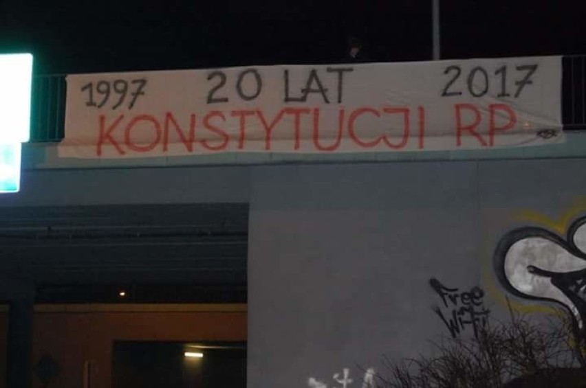 W rocznicę konstytucji transparenty w Kielcach [ZDJĘCIA]
