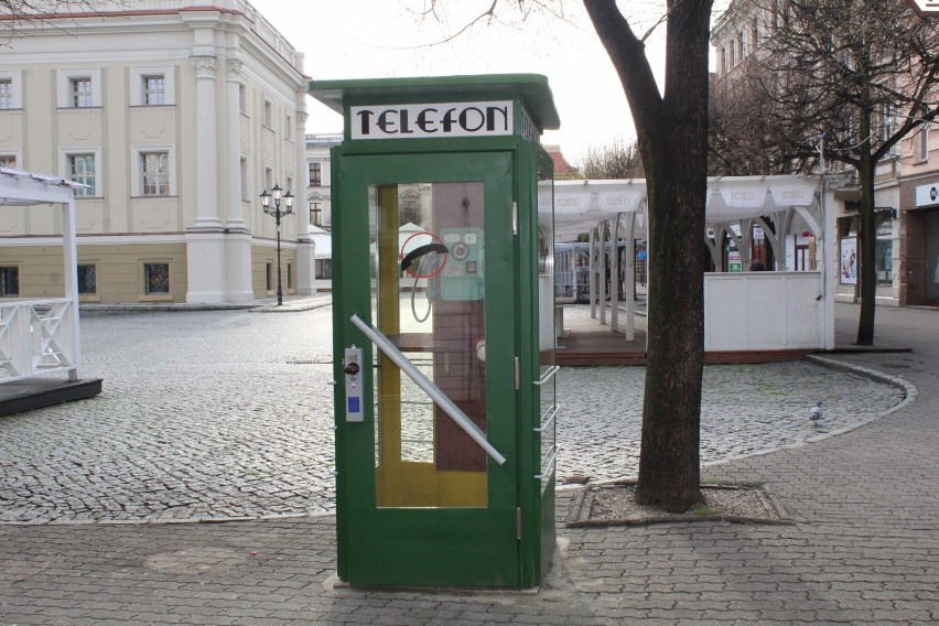 Leszno. Budka telefoniczna z czasów PRL - u stanęła na leszczyńskim rynku. Można w niej wysłuchać historii miasta [ZDJĘCIA] 