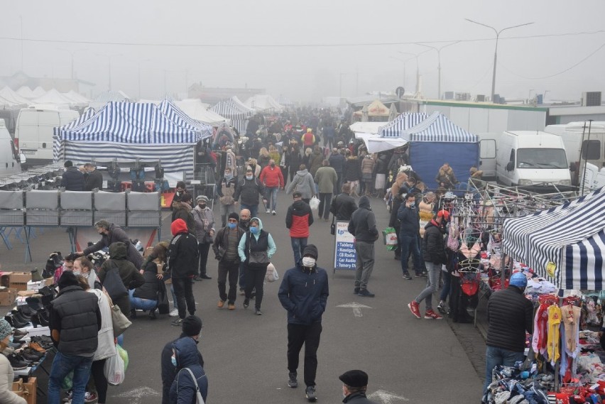 Giełda Kaliska. Mglisty poranek nie przestraszył kupców i...