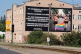 Wielki homofobiczny plakat zawisł w Poznaniu. Zbliża się Marsz Równości [ZDJĘCIA]